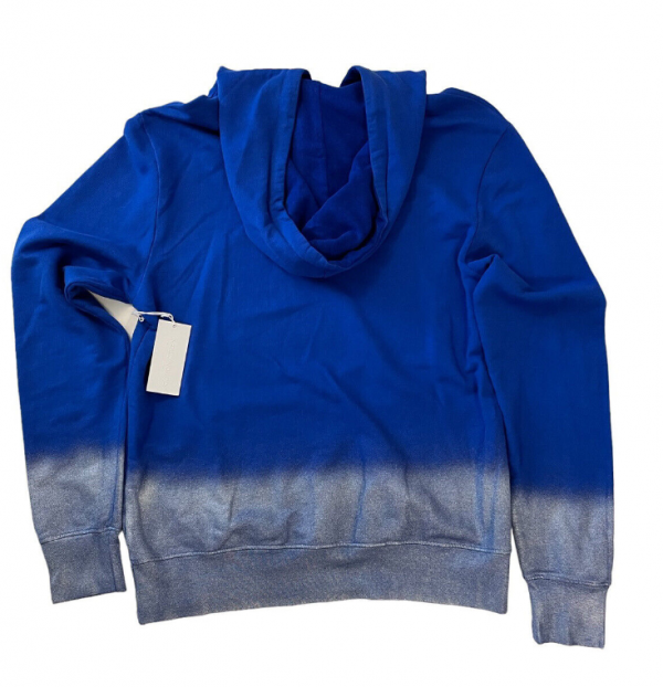 Hoodie Dip-dye dengan Aksen Berkilau